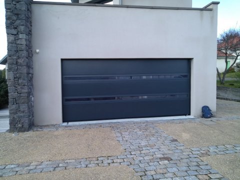 Remplacement d'une porte de garage sectionnelle avec hublot panoramique de la marque Flip (La toulousaine) motorisée Somfy io en Aluminium à Orcines (63870).