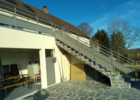 Installation d'un garde-corps extérieur aluminium sur mesure à Clermont-Ferrand 