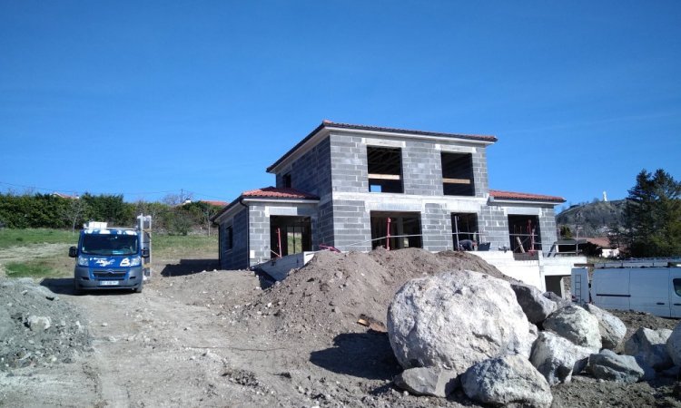 Projet de fermeture de maison neuve à Veyre-Monton